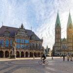 Marktplatz in Bremen mit Dom und Rathaus in der Morgensonne