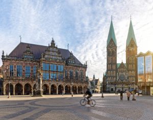 Marktplatz in Bremen mit Dom und Rathaus in der Morgensonne